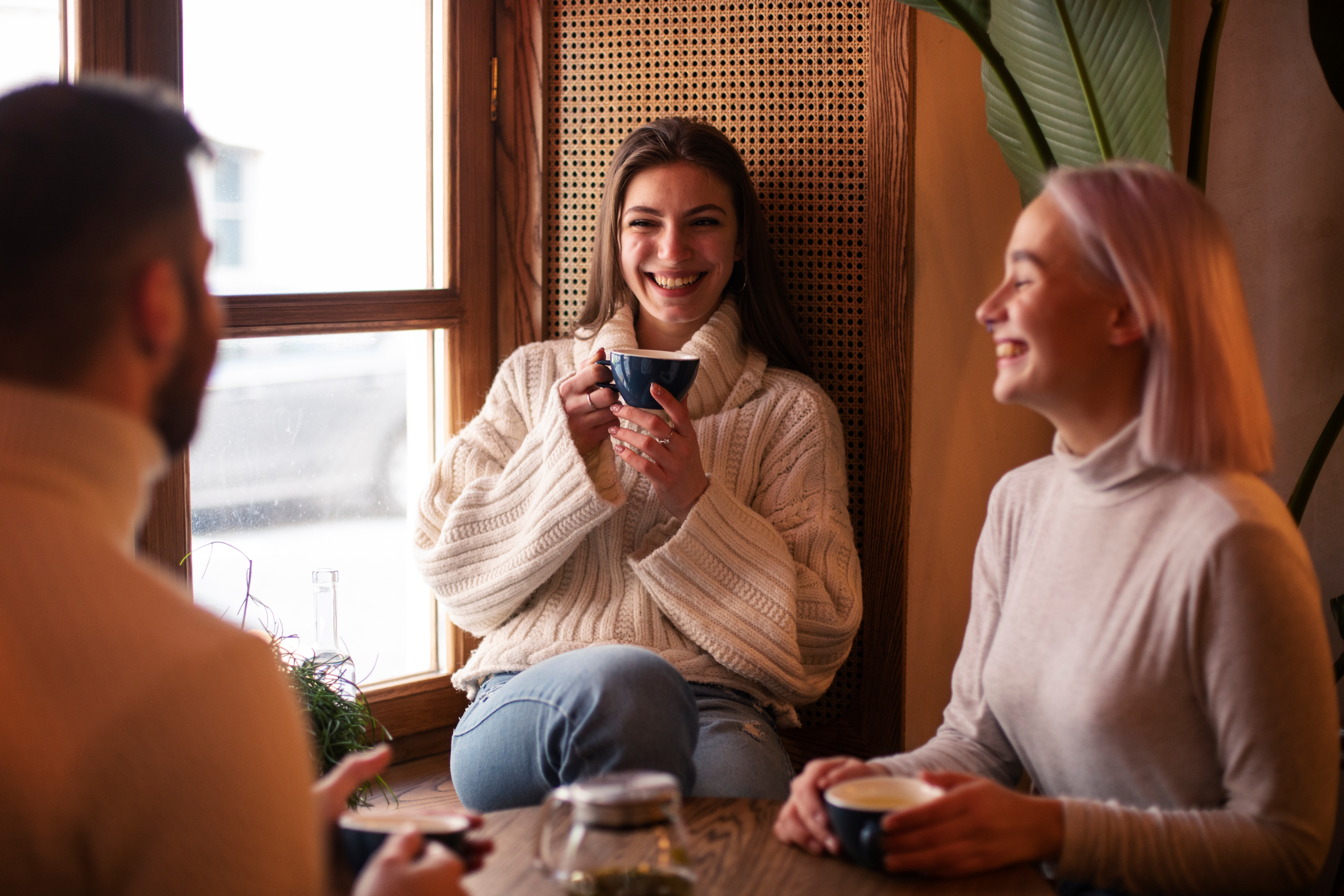 People having a conversation at a coffee shop
